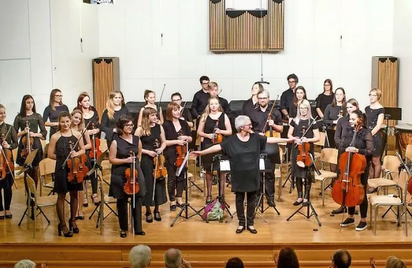 Godalni orkester Glasbene šole Postojna je praznoval 30 let 
delovanja. 