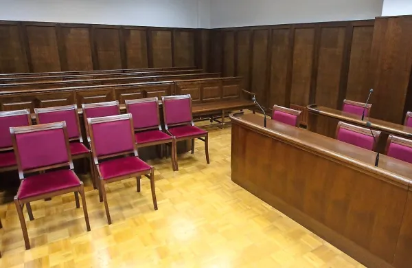 Pred dnevi se je v sodni dvorani poskušal poškodovati obtoženec 
iz Pakistana, a sta mu pravosodna policista pravočasno izbila iz 
rok rezilo, ki ga je skrival v ustih.  
