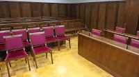 Pred dnevi se je v sodni dvorani poskušal poškodovati obtoženec 
iz Pakistana, a sta mu pravosodna policista pravočasno izbila iz 
rok rezilo, ki ga je skrival v ustih.  