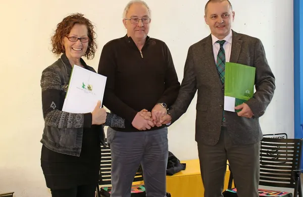 Glavni direktor SiDG Zlatko Ficko (v sredini) je aneks k pogodbi o 
dodelitvi gozdnih površin podpisal z ravnateljico SGLŠ Postojna 
Cvetko Kernel in ravnateljem Lesarske šole Maribor Alešem 
Husom.