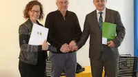 Glavni direktor SiDG Zlatko Ficko (v sredini) je aneks k pogodbi o 
dodelitvi gozdnih površin podpisal z ravnateljico SGLŠ Postojna 
Cvetko Kernel in ravnateljem Lesarske šole Maribor Alešem 
Husom.