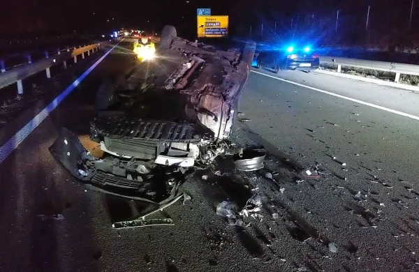 Na slovenskih cestah se je lani zgodilo nekaj več kot 18.000 nesreč, 
kar je 2,5 odstotka več kot predlani, vendar je v teh umrlo manj 
ljudi, prav tako se jih je manj hudo poškodovalo. 