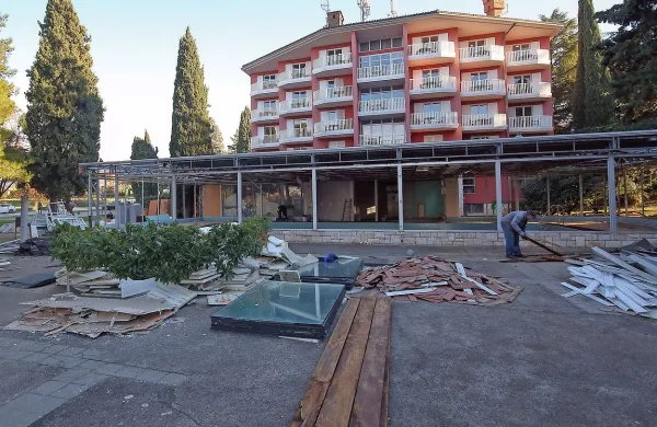 Izolski  hotelski kompleks San Simon, ki je konec lanskega leta 
dobil nove lastnike,  bo po napovedih prve goste spomladi pričakal 
prenovljen in z osveženo ponudbo.