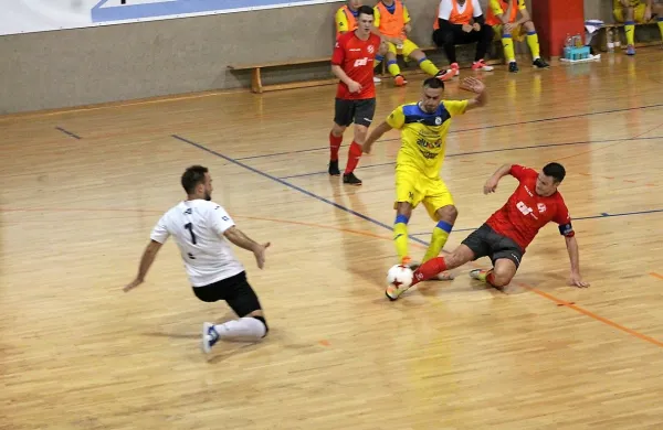 Udeleženca dvoboja na fotografiji sta zamenjala kluba. Rumeni 
Slaven Radišković (Bronx) je odšel v Italijo, rdeči Jaka Sovdat 
(Oplast) pa v Maribor.