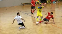 Udeleženca dvoboja na fotografiji sta zamenjala kluba. Rumeni 
Slaven Radišković (Bronx) je odšel v Italijo, rdeči Jaka Sovdat 
(Oplast) pa v Maribor.