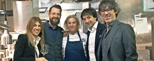 Ano Roš (v sredini) so v kuhinji  obiskali  Bine Volčič  iz Ljubljane, 
Flavia in Tomaž Kavčič z Zemona ter njen soprog Valter Kramar 
(desno), ki je poskrbel za vinski del večera. 