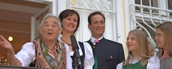 Maria Franziska von Trapp (levo), Christopher Unterkofler in 
njegova soproga Marianne Dorfer 