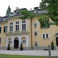 Vila Trapp, pravo salzburško domovanje družine,   kjer je danes 
hotel. V filmu je za domovanje služil romantični dvorec Leopoldskron. 