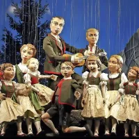 Zgodba o družini von Trapp je bila deležna celo marionetne 
uprizoritve.
