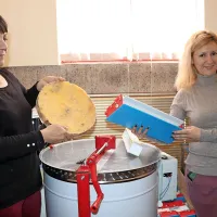 Danijela Petrović (levo) bo z novo centrifugo ter pripomočki za 
nabiranje cvetnega prahu in vzrejo matic svojo čebelarsko dejavnost dvignila na višjo raven. Za čebelarstvo je navdušila tudi 
Mirno Marković.  