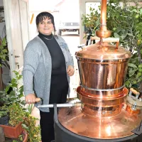 Valentina Videnović ob novem kotlu za žganjekuho. Z dosedanjo 
staro opremo je na leto skuhala približno 500 litrov žganja.  