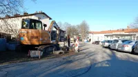 Te dni so v Ulici 1. maja zabrneli gradbeni stroji, saj je občina  
začela z obnovo te in sosednje ulice, ki se priključujeta na glavno, 
Kraško cesto. Slednjo pa bo obnovila Direkcija za ceste, vendar po 
vsej verjetnosti še ne letos.  

