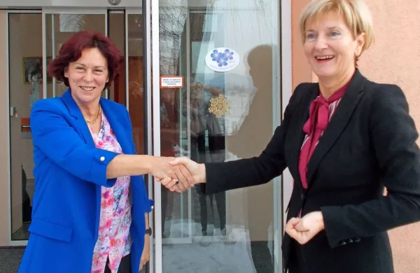 Predsednica združenja Spominčica Štefanija Lukič Zlobec z Alenko Curk (desno) ob podelitvi znaka demenci prijazna točka.