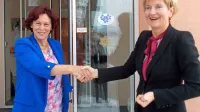 Predsednica združenja Spominčica Štefanija Lukič Zlobec z Alenko Curk (desno) ob podelitvi znaka demenci prijazna točka.
