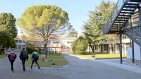 V gimnaziji (desno) so dvigalo dobili ob prenovi leta 2016, v OŠ 
Milojke Štrukelj (levo) pa naj bi ga postavili letos.  
