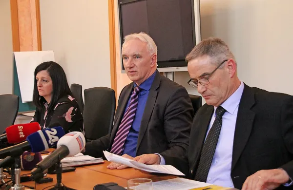  “Če bi pravosodni policisti svoje delo opravljali, kot bi morali, bi lahko ta pobeg preprečili,” je bil jasen direktor slovenskih zaporov Jože 
Podržaj (na sredini,  levo Jasna Pahor Mohorič, desno Dušan Valentinčič).  