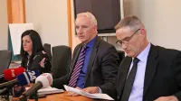  “Če bi pravosodni policisti svoje delo opravljali, kot bi morali, bi lahko ta pobeg preprečili,” je bil jasen direktor slovenskih zaporov Jože 
Podržaj (na sredini,  levo Jasna Pahor Mohorič, desno Dušan Valentinčič).  