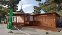 Zadnji dve sezoni  je za gostinsko ponudbo v baru na plaži skrbel 
gostinec Andrej Šantić.