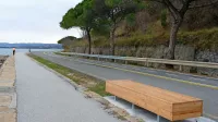 Na izolskem delu obalne ceste so  klopi, koši za odpadke in 
sanitarije, manjka  javna razsvetljava. 