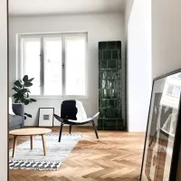 Stara keramična peč se lepo povezuje 
s sodobnim pohištvom.