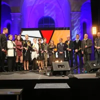 Junakinja večera in leta z gostiteljema in ostalimi finalistkami in 
finalisti izbora Osebnost Primorske 2018.