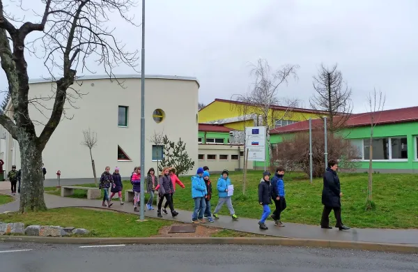 V divaški osnovni šoli so doslej mnogim šolarjem pomagali, da so 
se uspešneje učili,  s pomočjo javnih del.  Letos  sofinanciranja 
javnih del  ne bodo dobili - ker so bili na pošti drugi in ne prvi v 
vrsti. (Fotografija je simbolična)   