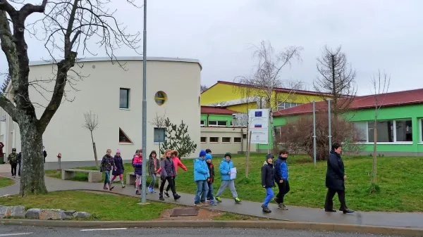 V divaški osnovni šoli so doslej mnogim šolarjem pomagali, da so 
se uspešneje učili,  s pomočjo javnih del.  Letos  sofinanciranja 
javnih del  ne bodo dobili - ker so bili na pošti drugi in ne prvi v 
vrsti. (Fotografija je simbolična)   