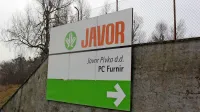 Podjetju Javor Furnir je uspelo uvedbo stečaja zavleči. V času, ko 
podjetje sicer ni poslovalo, so si trije nekdanji zaposleni še naprej  
izplačevali visoke plače. Za upnike ni ostalo več nič. 