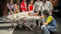 Besedilo Simone Semenič, naslovljeno še ni naslova,  je na oder Slovenskega mladinskega gledališča 
postavil režiser Tomi Janežič. 