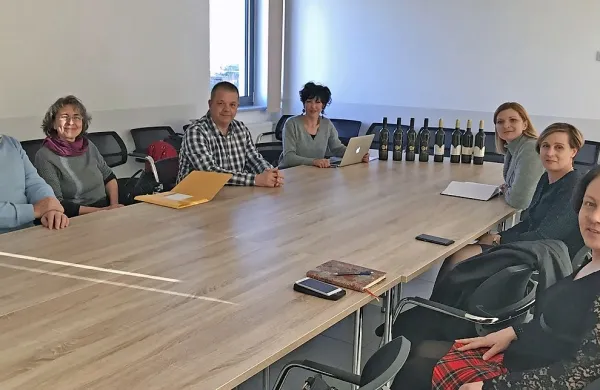 Udeleženci prvega srečanja javnih zavodov s področja turizma  (z 
leve): Stojan Ščuka, Polona Abram, Aleks Štolfa, Ariana Suhadolnik, Nataša Matevljič, Lorela Dobrila in Tina Čič.