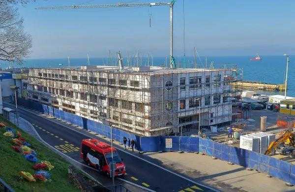 Nova stavba uprave za pomorstvo te dni dobiva fasadno oblogo, 
gradbena dela so pri koncu. 