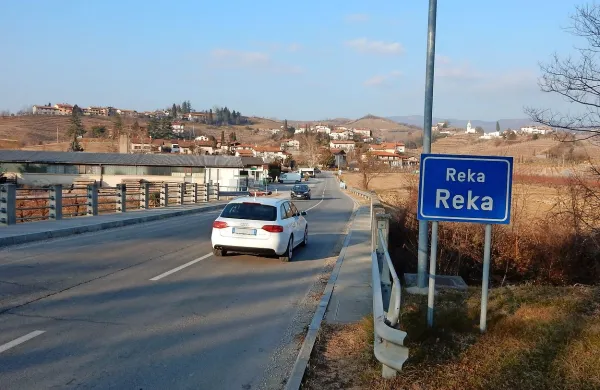 V poslovni coni, ki jo bodo uredili na območju ob hudourniku Reka 
(na fotografiji levo), bodo poleg trgovin za kmetijsko dejavnost in 
gradbeni material odprli tudi večjo trgovino z živili, mehanično 
delavnico in tehnične preglede ter gostinski lokal.