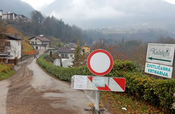  V cesto bodo dodatno vkopali še električni kabel, zapora od zjutraj 
do popoldneva bo trajala do spomladi. 