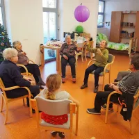 V Hiši dobre volje se vseskozi nekaj dogaja, da je vsak dan - dobra 
volja. 