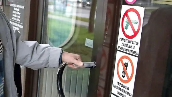 Snemanje  in fotografiranje v sodni stavbi ni dovoljeno. 