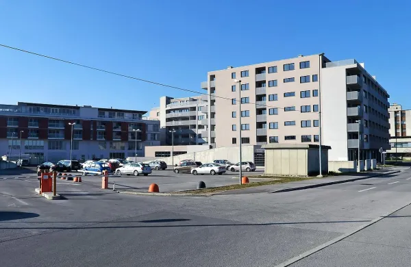 Zdaj še ni jasno, ali bo DUTB prodala stavbo v celoti ali pa bo 
spomladi  začela individualno prodajati posamezna stanovanja.