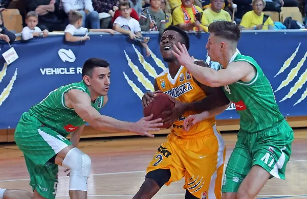 Corin Darius Henry (z žogo) je prvo tekmo v dresu Primorske odigral prejšnji teden prav proti Krki.  