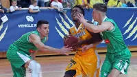 Corin Darius Henry (z žogo) je prvo tekmo v dresu Primorske odigral prejšnji teden prav proti Krki.  