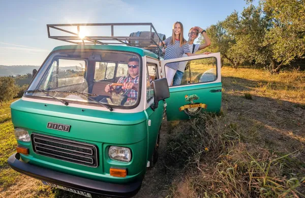 Avtentičnost doživetju v Oljarni Lisjak daje nostalgična vožnja z 
legendarnimi starodobniki