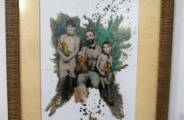 Glasbenik, fotograf,  slikar in grafični oblikovalec  Luciano Kleva  na 
avtoportretu s sinovoma Janom (levo) in Rokom.  
