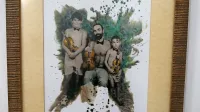 Glasbenik, fotograf,  slikar in grafični oblikovalec  Luciano Kleva  na 
avtoportretu s sinovoma Janom (levo) in Rokom.  