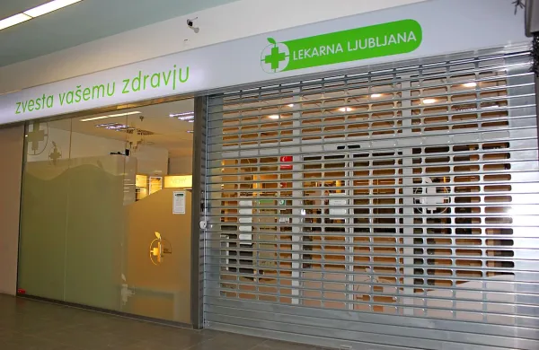 Vrata enote Lekarne Ljubljana v postojnskem Mercator centru so 
od konca leta zaprta.