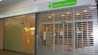 Vrata enote Lekarne Ljubljana v postojnskem Mercator centru so 
od konca leta zaprta.