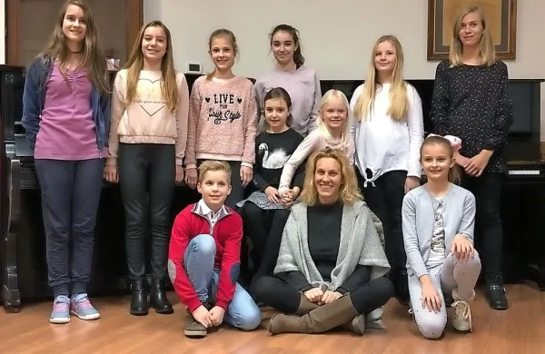 Tamara Ražem Locatelli (sedi v sredini) navdušenje uspešno
prenaša na mlade.