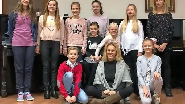Tamara Ražem Locatelli (sedi v sredini) navdušenje uspešno 
prenaša na mlade.  