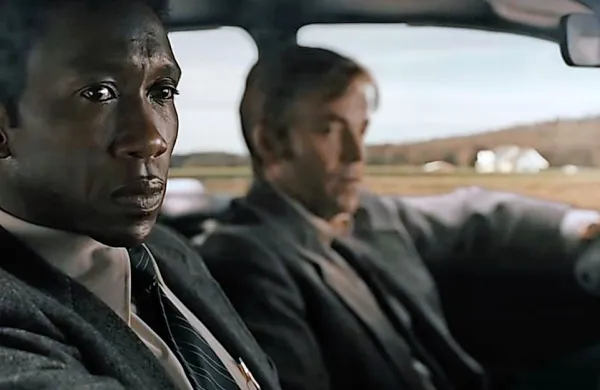 Najnovejši detektivski tandem - obetavni Mahershala Ali (v 
ospredju) in za zdaj neizstopajoči Stephen Dorff.