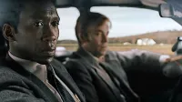 Najnovejši detektivski tandem - obetavni Mahershala Ali (v 
ospredju) in za zdaj neizstopajoči Stephen Dorff.