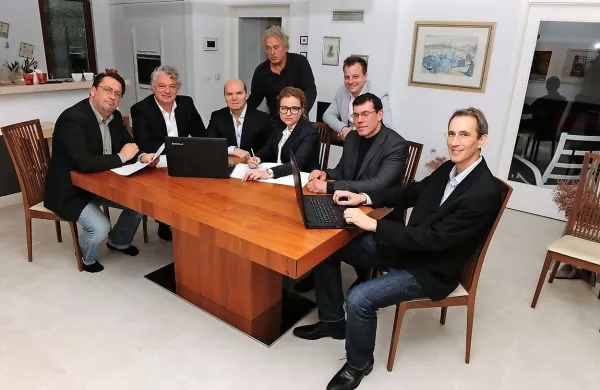 Na fotografiji, objavljeni pred volitvami, so (z leve): Aleš Dobravc, ki je Đeniu Zadkoviću že pomagal z nasveti, vendar ni zaposlen kot 
svetovalec, Andrej Babnik, ki je v ožji svetovalni ekipi, ob Zadkoviću je svetovalka Špela Elisabeth Povše, ob njej sedi skorajšnji 
podžupan Gabrijel Franca,  desno je svetovalec Bruno Kuzmin. Stojita podporna člana Boris Capuder in Niko Mally.