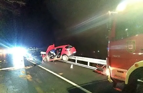 Trčenje je bilo tako silovito, da je rdeči renault megan z zadnjim 
delom pristal na ograji.