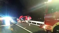 Trčenje je bilo tako silovito, da je rdeči renault megan z zadnjim 
delom pristal na ograji.